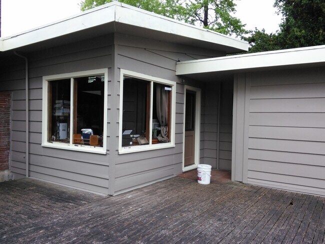 Building Photo - (597) 1700 NW Kings - 4 Bedroom / 2 Bath H...