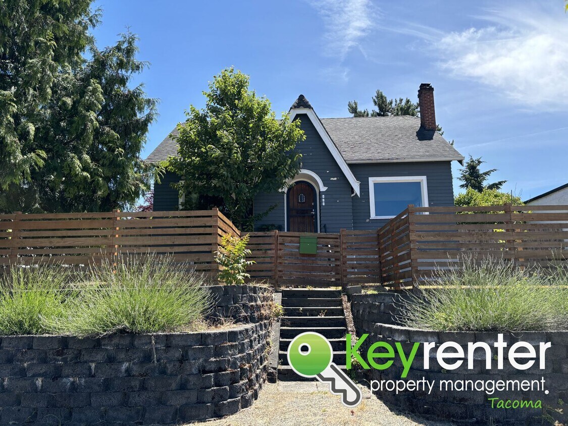 Primary Photo - Multi-Level 3Bed/1Bath Gorgeous Home in Ta...
