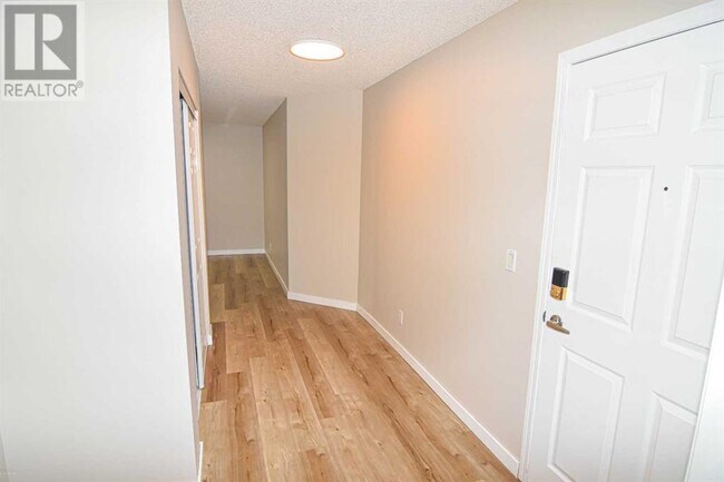Photo du bâtiment - 2022-2022 Canyon Meadows Dr SE