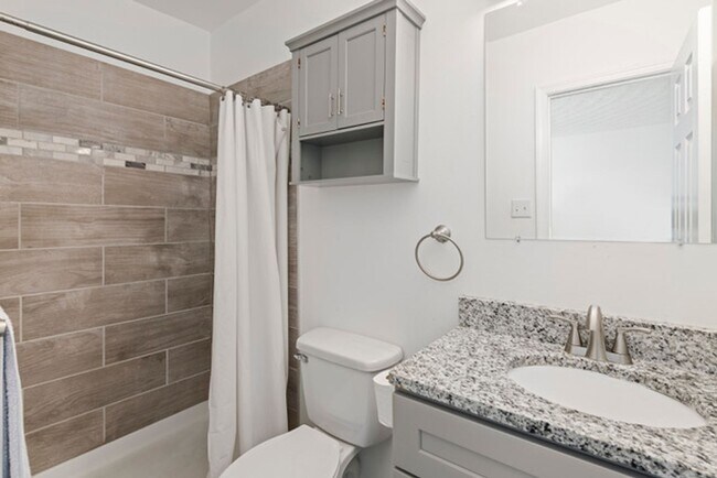 Building Photo - 4 Bedroom home nestled in the heart of Nor...