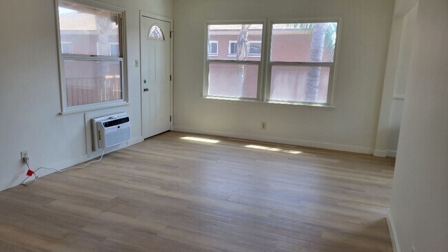 Foto del edificio - 2-bedroom 1 bath unit in Lake Balboa