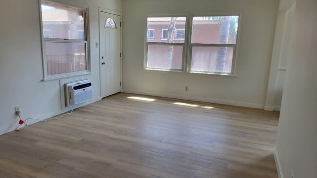 Building Photo - 2-bedroom 1 bath unit in Lake Balboa