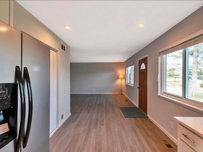 Building Photo - 3354 S Flower St