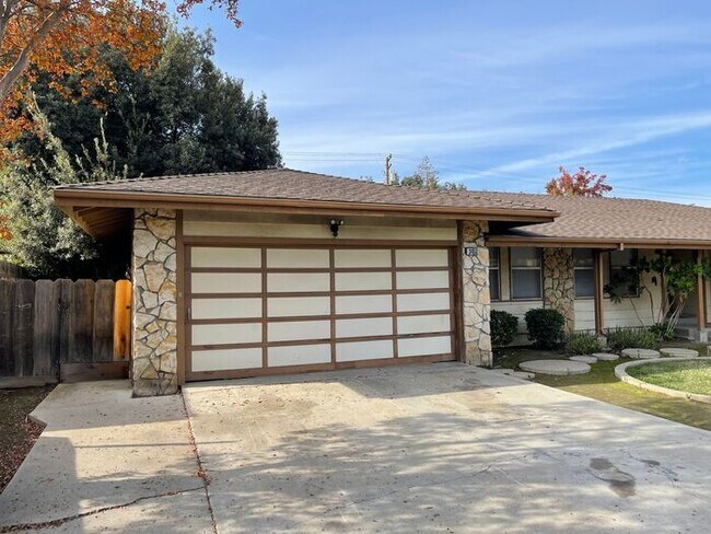 Foto del edificio - Modesto Single Story 4 Bedroom 2.5 Bath Home