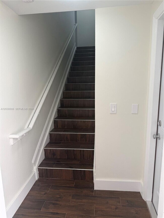 Foto del edificio - 2442 Centergate Dr