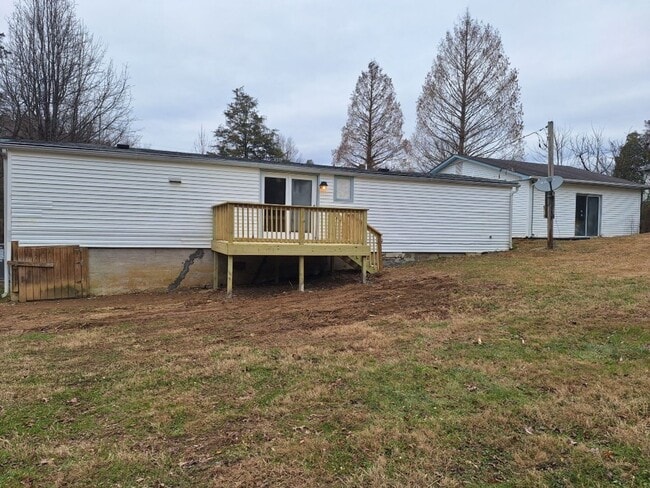 Building Photo - Country Living at its Best!!