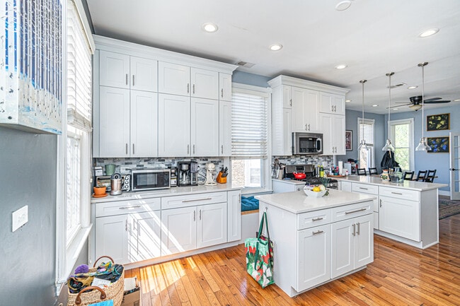 Kitchen - 2526 N Rockwell St