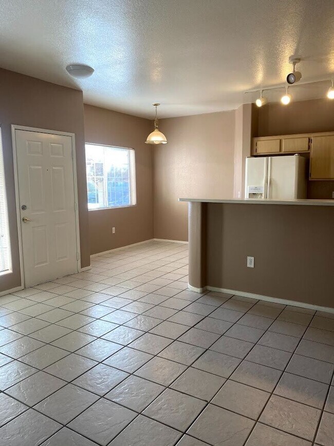 Building Photo - Ready to Move In - Ground Floor