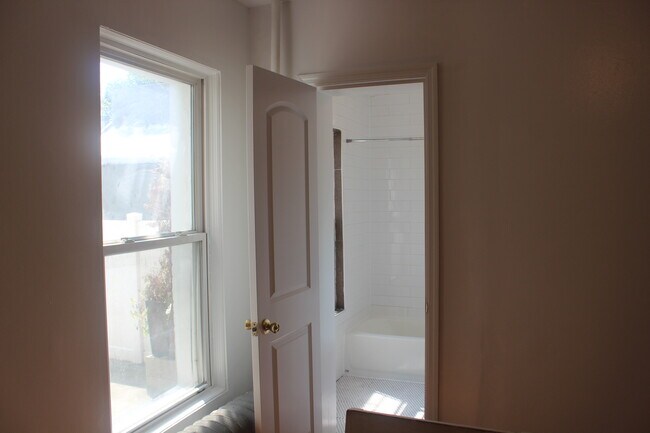 Foto del edificio - 273 E 39th St