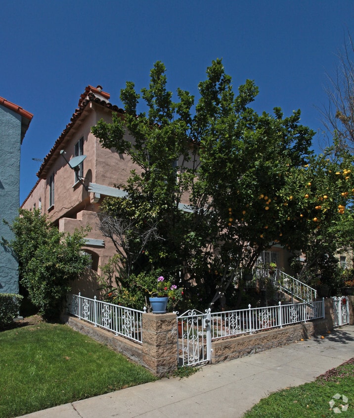 Building Photo - 309-311 S Reeves Dr