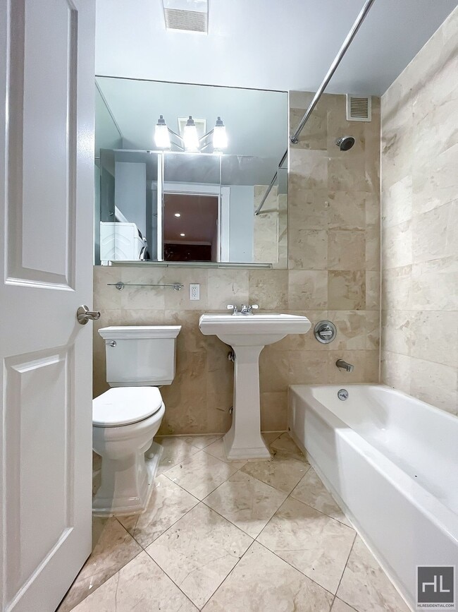 Foto del edificio - East 1st Street