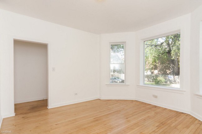 Foto del edificio - 3229 W Dickens Ave