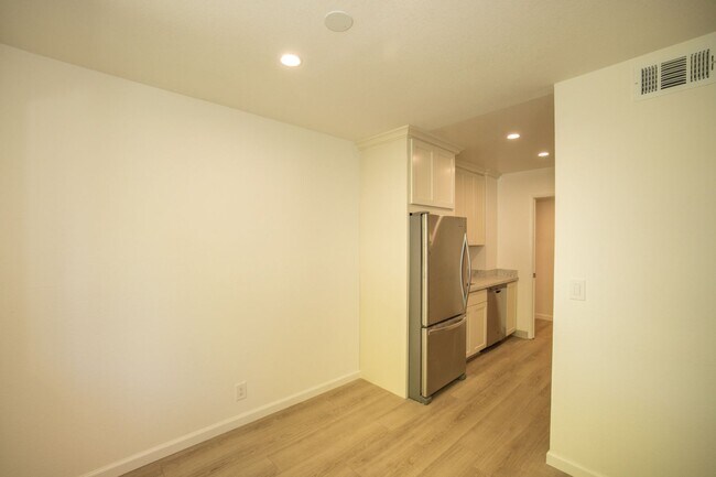 Building Photo - Completely Remodeled 2 Bed, 2 Bath Condo in Desirable Greenhouse Complex!