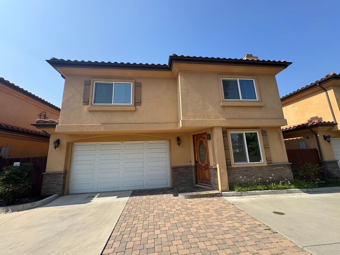 Foto principal - Monrovia 3beds 2.5 bath PUD for lease