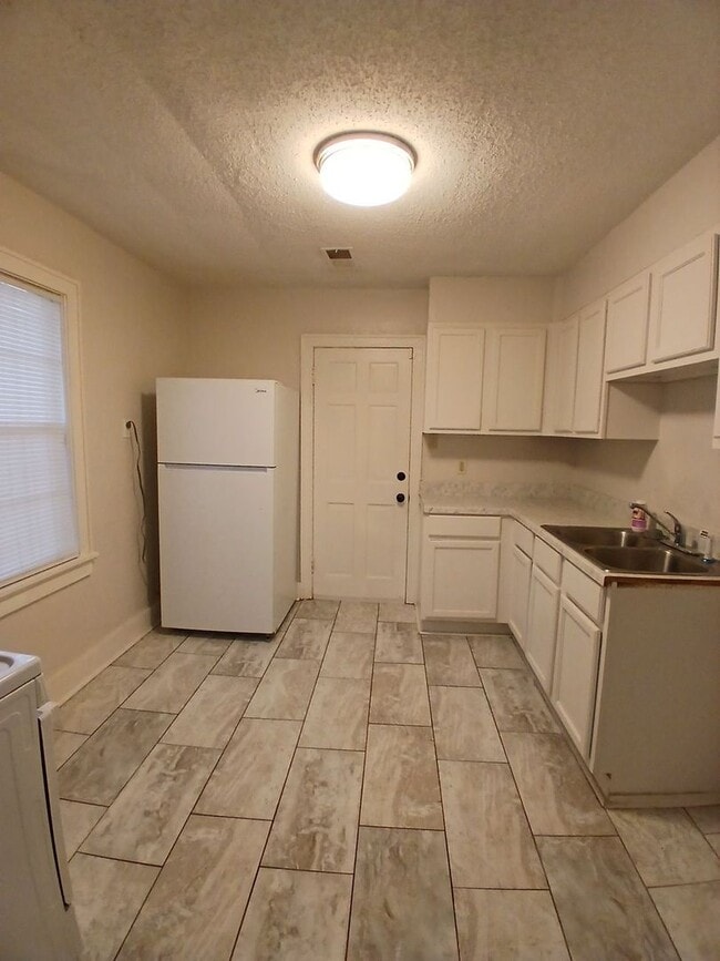 Building Photo - Charming 2 bedroom 1 bath home for rent- S...