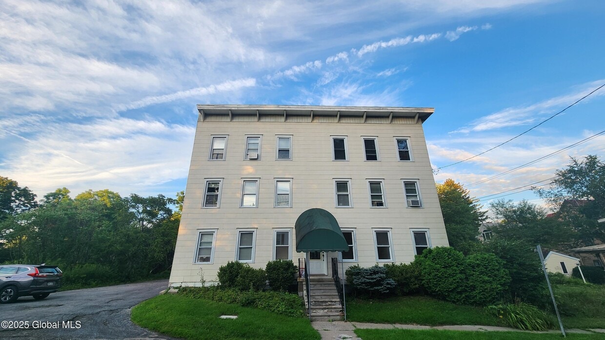 Primary Photo - 18 Russell St