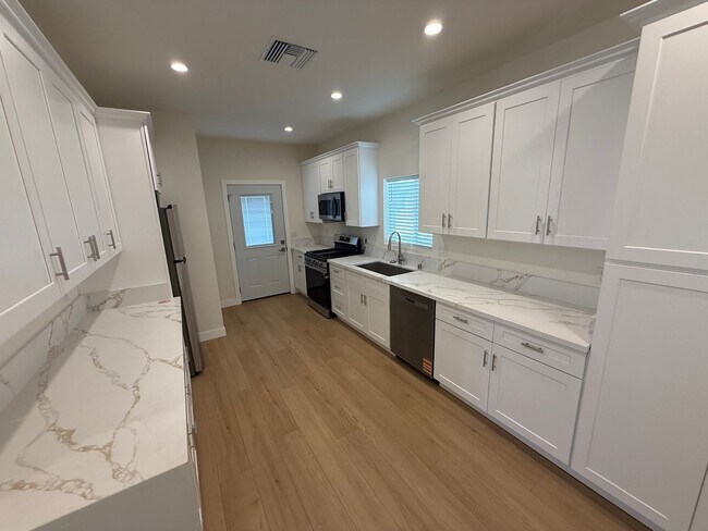Foto del edificio - New Construction 3 Bedroom ADU for Rent in North Hollywood!
