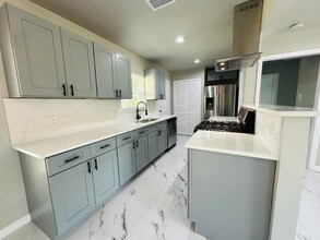 Building Photo - 2504 Avon Dr