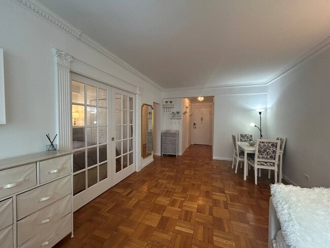 Building Photo - 100 W 57th St