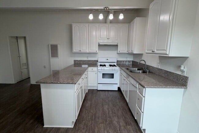 Building Photo - Friendly Hills Villas
