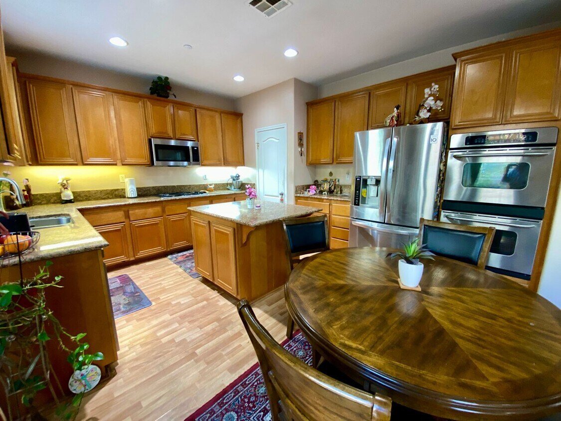 Primary Photo - RB 4S Ranch 4br/2.5bath/yard/Garage Granit...