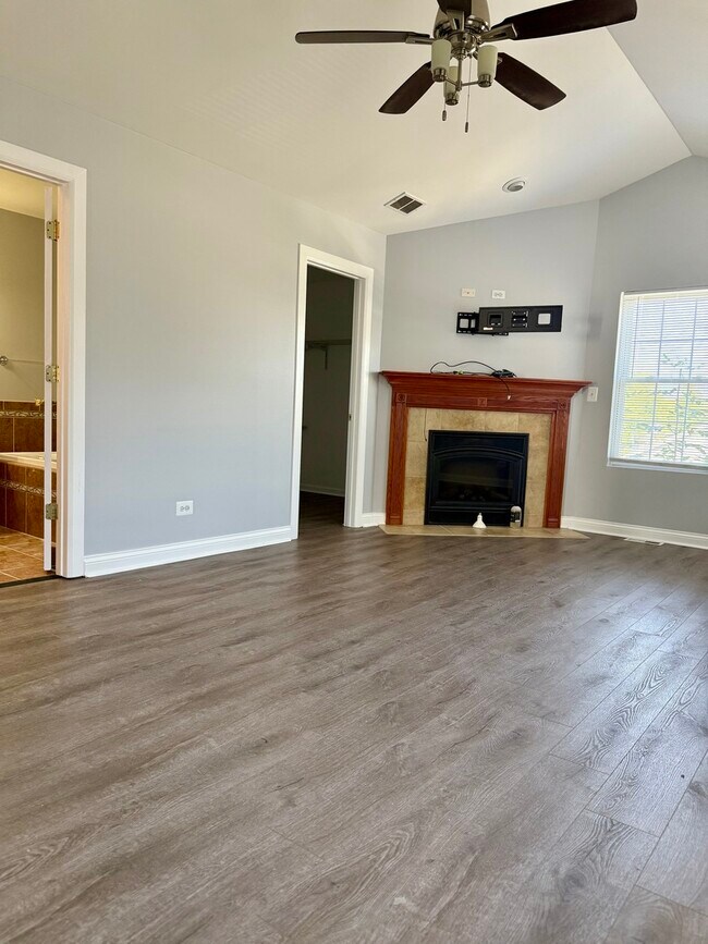 Foto del edificio - 15544 Greenwood Rd