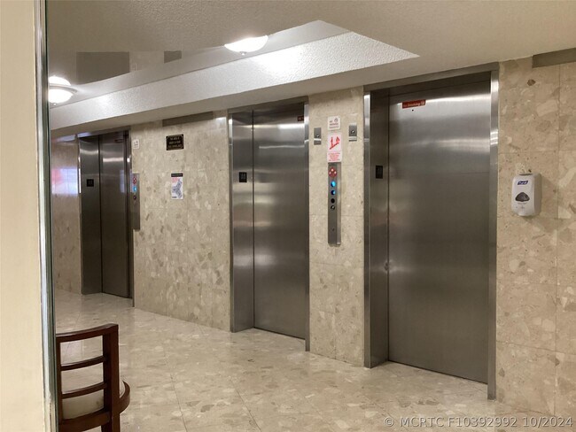 Foto del edificio - 100 Golden Isles Dr