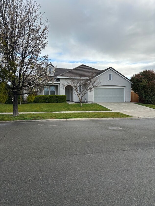 Foto principal - 3 B/R 2 B/A House -2 car Garage 1 YEAR LEA...