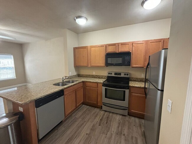 Building Photo - Chase Hollow #95 - Pet Friendly!