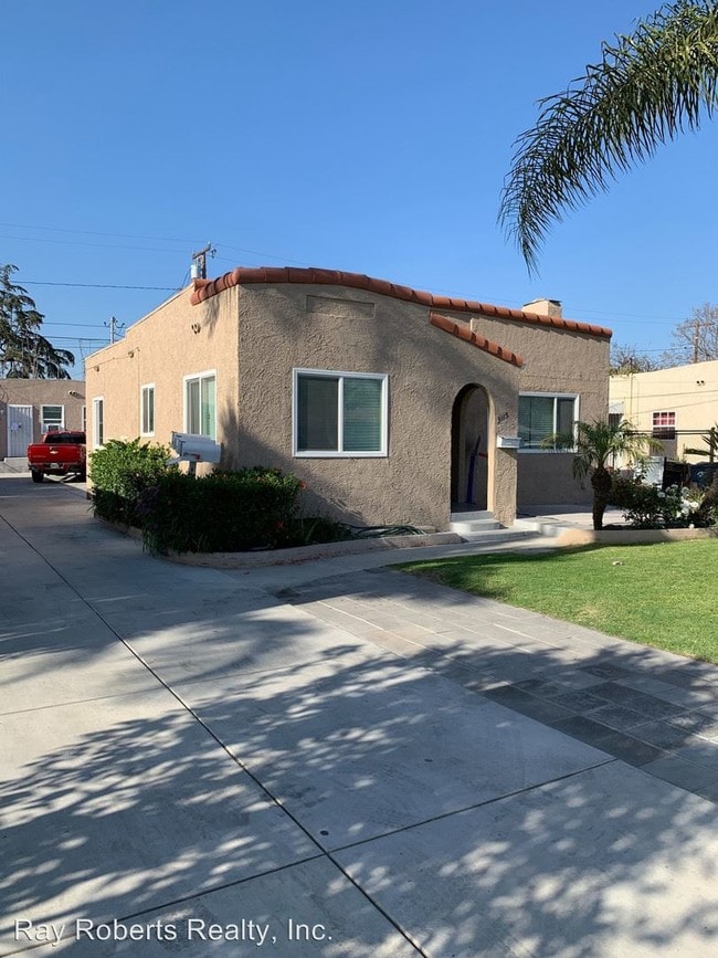 Building Photo - 2779 1/2-3117 1/2 Santa Ana St