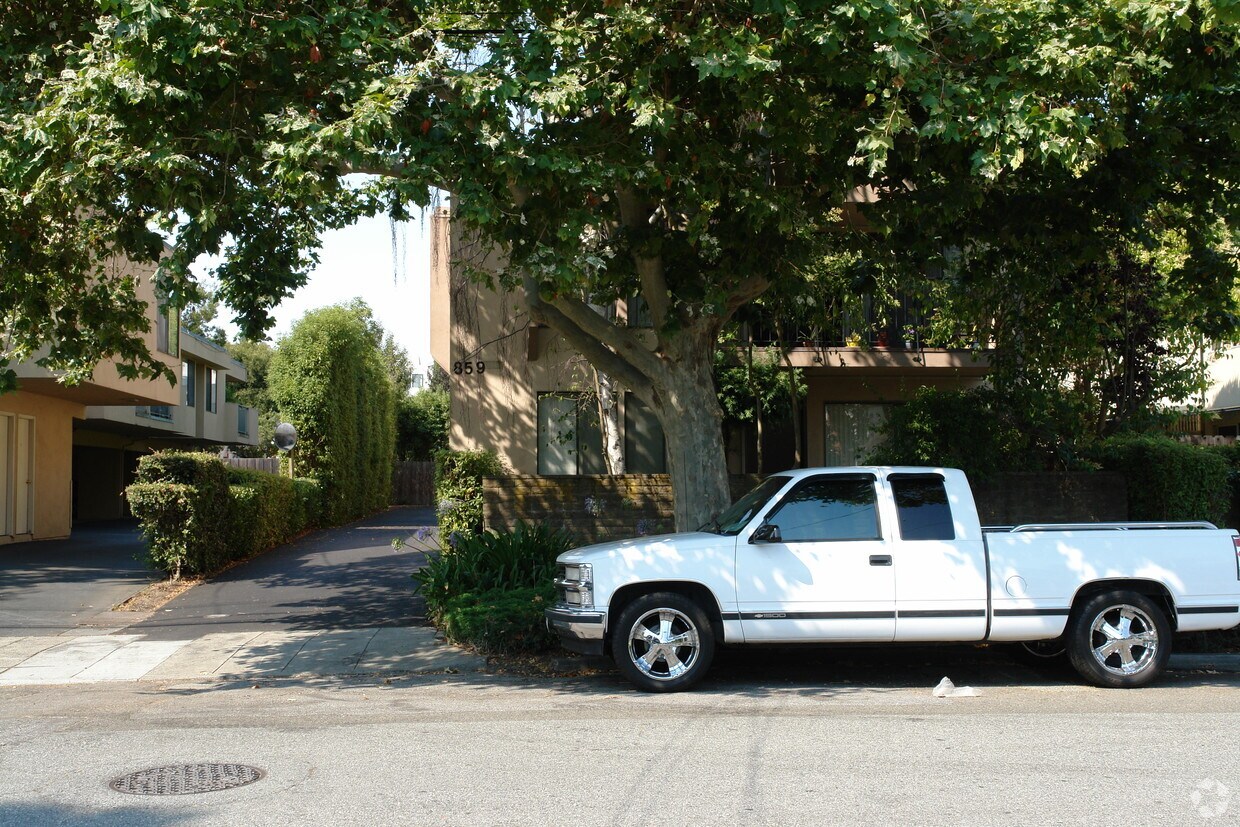Building Photo - 859 Highland Ave