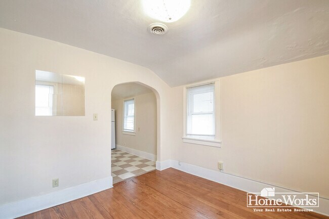 Building Photo - 1122 W 7th St