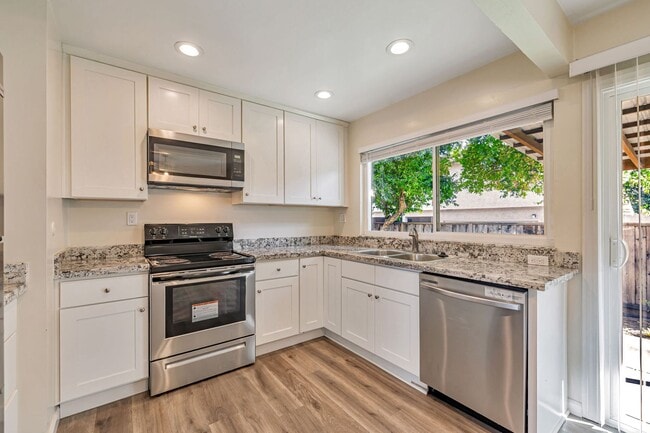 Foto del edificio - Recently Remodeled Duplex with Private Bac...
