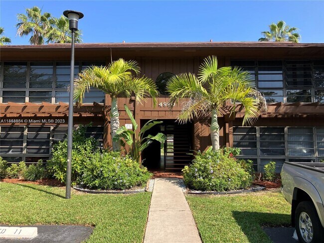Foto del edificio - 4990 NW 102nd Ave