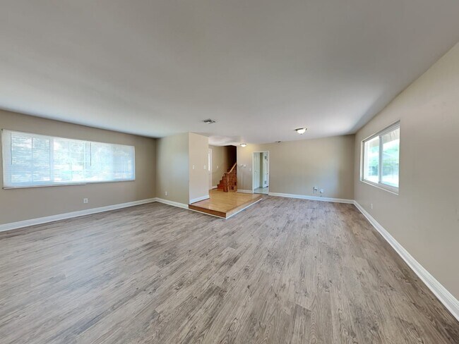 Building Photo - 725 Hemlock Ct