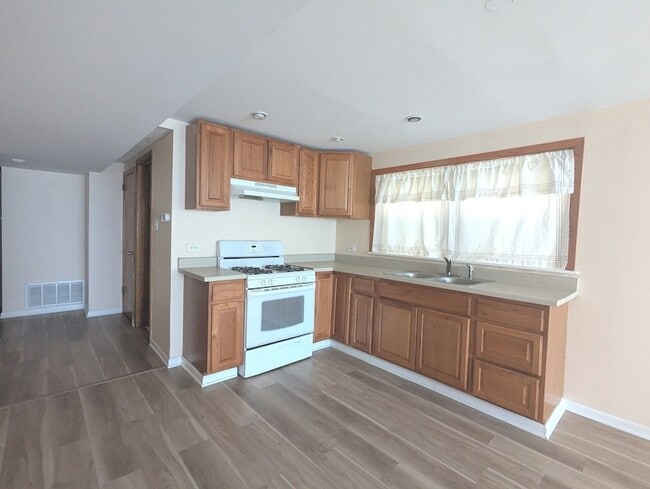 Building Photo - 5802 S Archer Ave