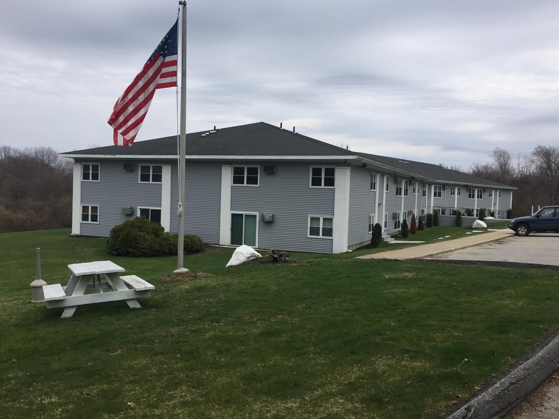 Building Photo - Country Manor Apartments