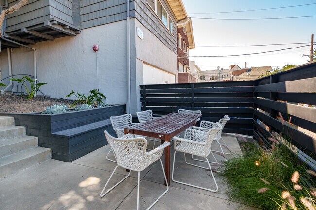 Patio - 2335 Warring
