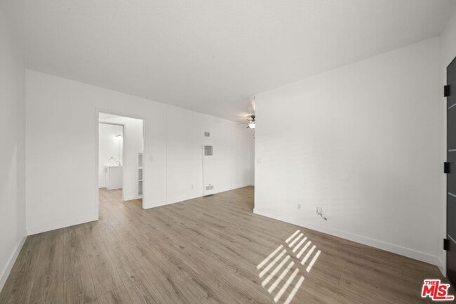 Foto del edificio - 1310 W Valencia Dr