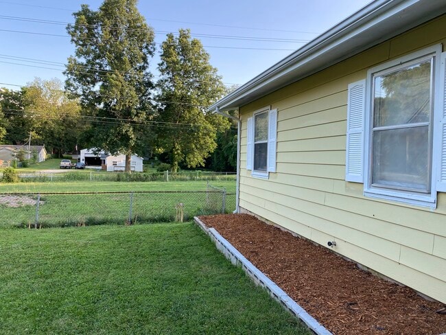 Newly-mulched front bed that's ready for planting! - 547 S Hilton Ave
