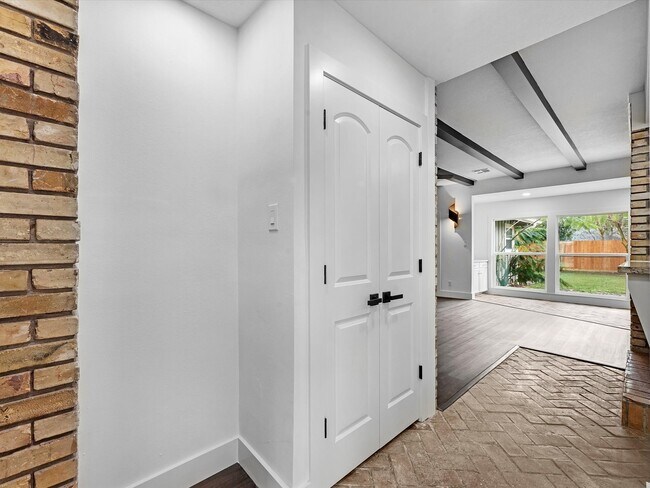 Building Photo - 9829 Cedardale Dr