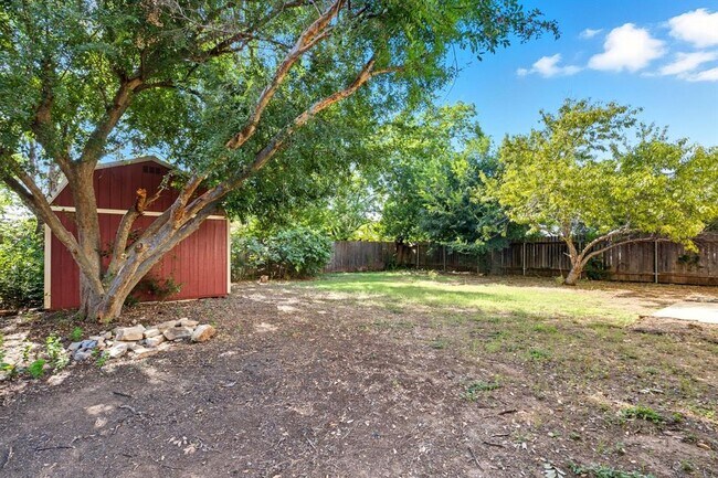 Building Photo - 617 Riverway Ln