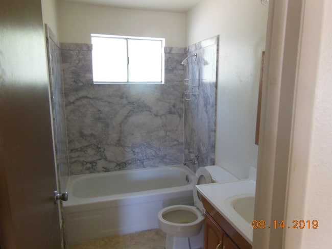 Baño recién remodelado - 5013 Dyer Ln
