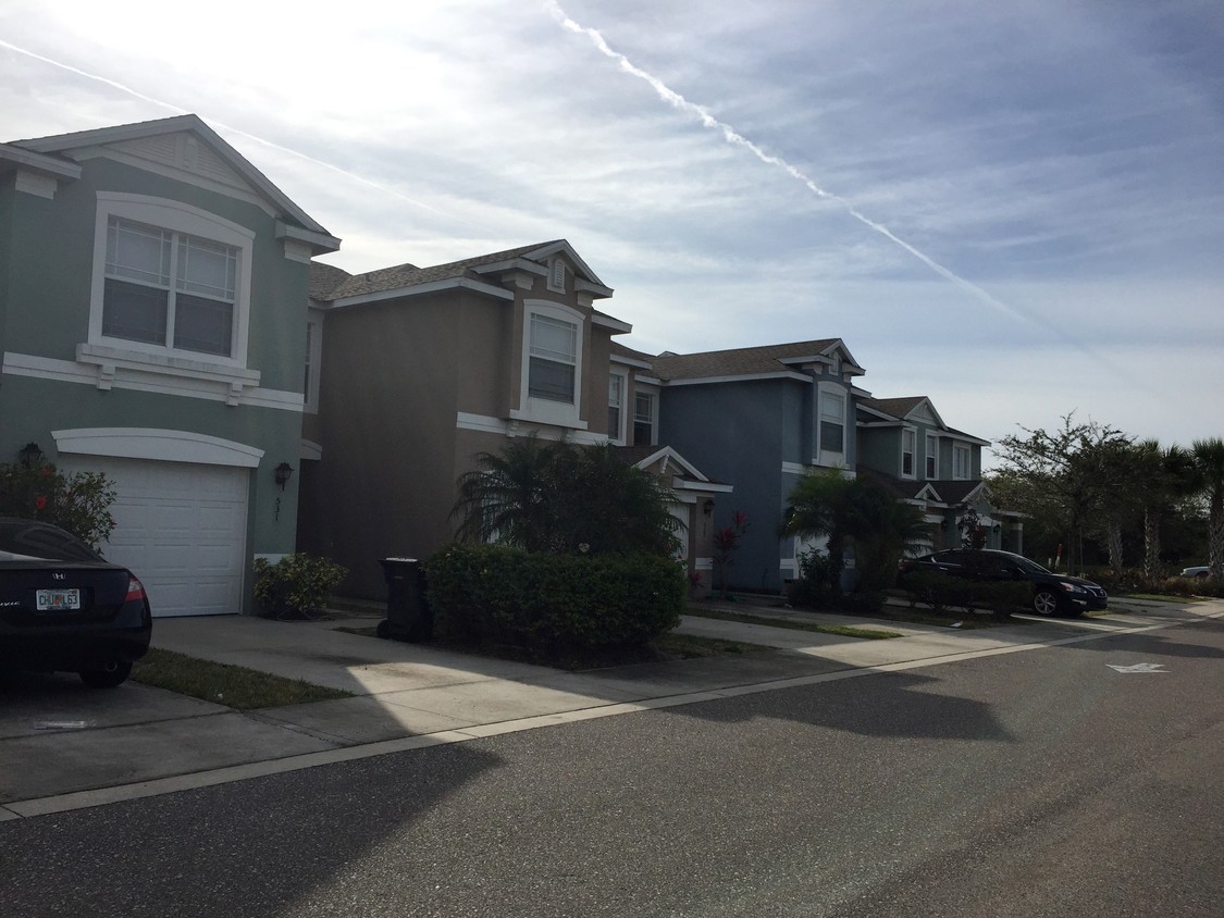 521 Glenn Cross Dr, Ruskin, FL 33570 Townhomes for Rent Ruskin, FL