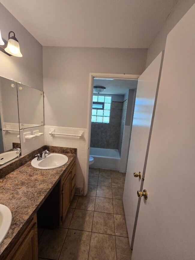 Building Photo - 2415 Castle Dr