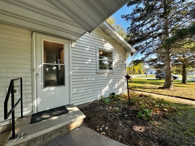 Building Photo - 2202 Sunny Lane