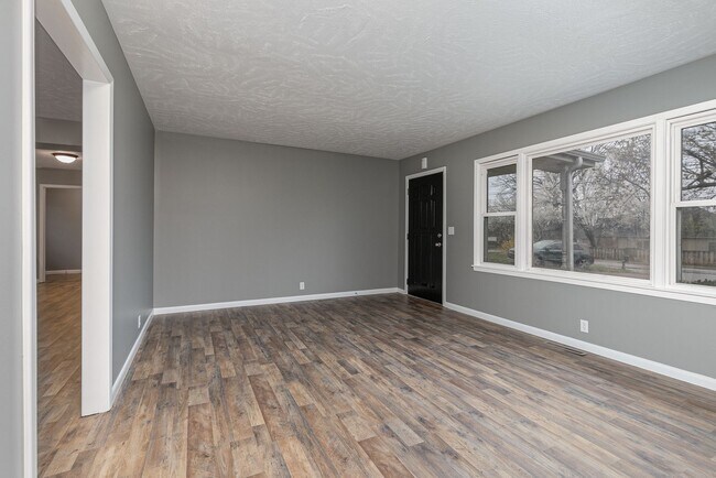 Building Photo - SOUTH SPRINGFIELD HOME (Kickapoo and Cherokee Schools) -- 3 Bed | 1.5 Bath | 2 Car Garage -- LARG...