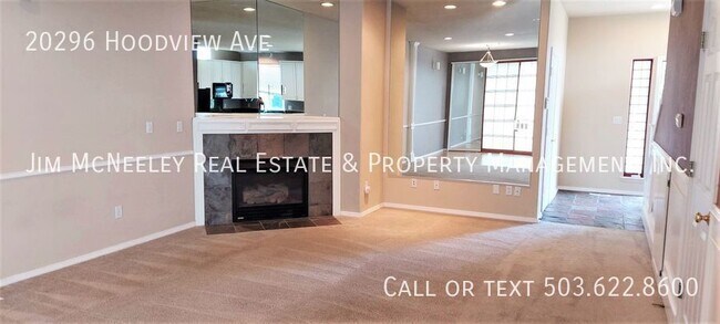 Foto del edificio - Great 3 bedroom Corner Townhome w/ Walk In...