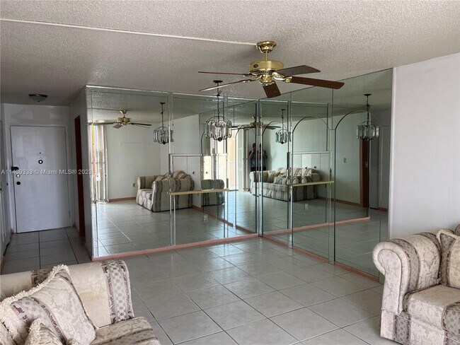 Foto del edificio - 920 NE 169th St