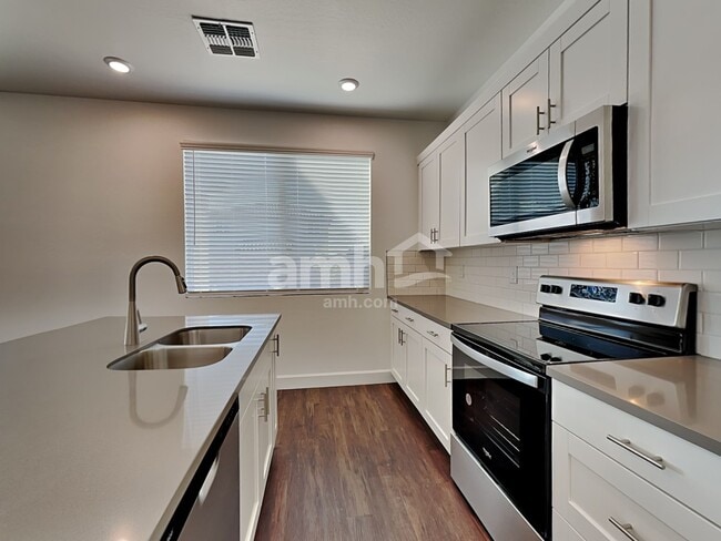 Foto del edificio - 17161 W Golden Ln